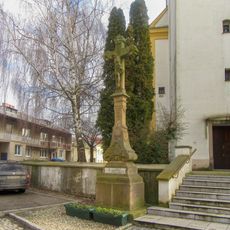 Kříž v Těšeticích u kostela
