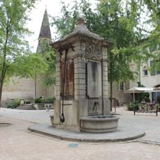 Fontaine (Crémieu, place de la Nation)