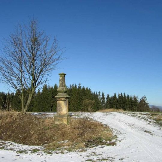 Kříž u Hynčiny vedle polní cesty