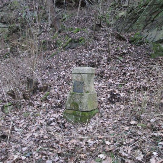 Kříž u Dolního Metelska u skály