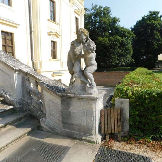 Putti vpravo na schodišti do zámku ve Slavkově