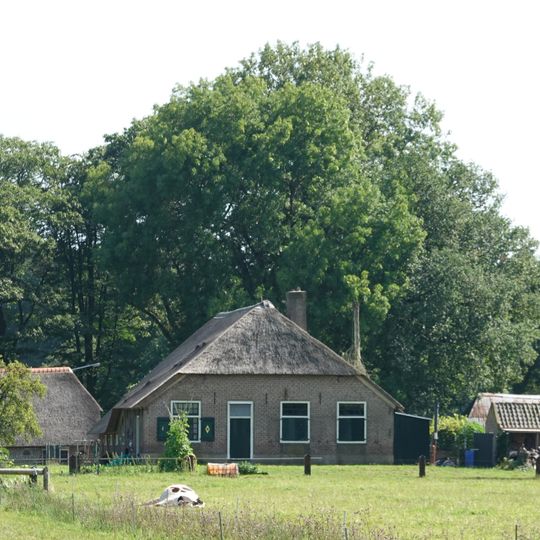 Boerderij onder rieten wolfdak en met vensters, waarin 30-ruitsroedenverdeling