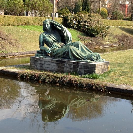 Liegende weibliche Figur