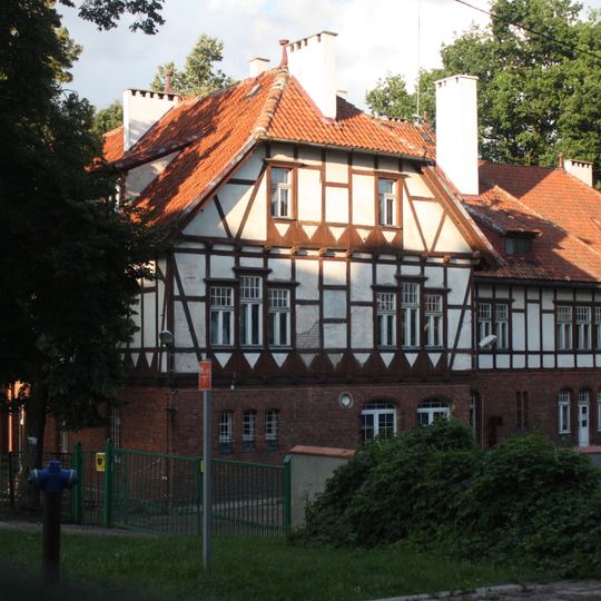 Dom, ob. urząd gminy