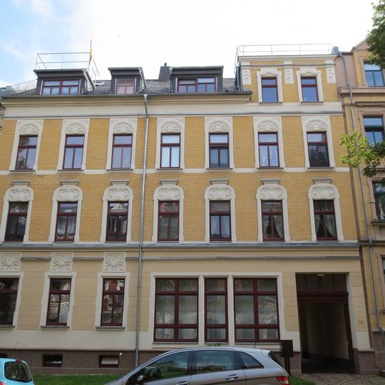 Mietshaus in geschlossener Bebauung mit Vorgarten Gustav-Adolf-Straße 11