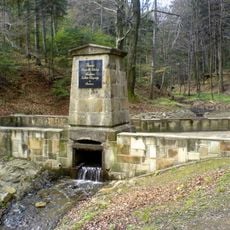 Basen i obudowa źródła MAŁA BEŁKOTKA ( z obeliskiem)