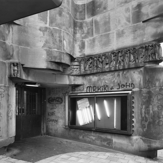 Bijenkorf sculptures