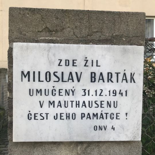 Pamětní deska Miloslava Bartáka na brance domu Neveklovská 523/2 v Praze
