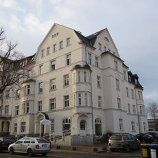 Mietshaus in Ecklage, mit Vorgarten und Resten der Einfriedung Horst-Menzel-Straße 28