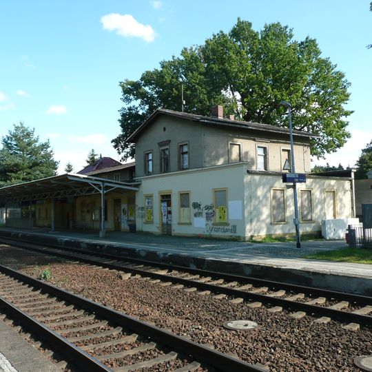 Empfangsgebäude und Güterabfertigung des Bahnhofs Großharthau Bahnhofstraße 8