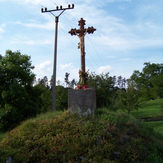 Kříž u kostela v Počaplech