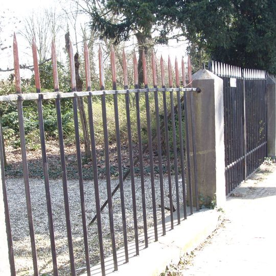 Amstenrade Castle: fence and pillars