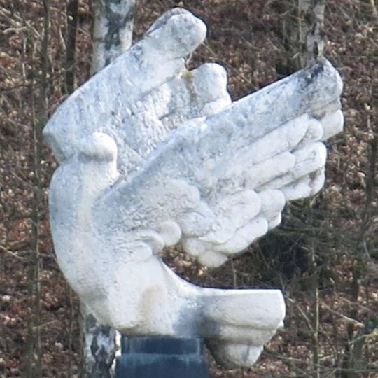 Kamenná plastika Holubice u stadionu Dubový vrch v Starém Harcově