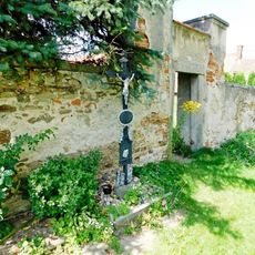 Kříž před kostelem v Čechticích