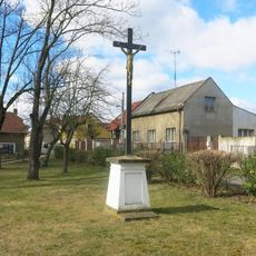 Kříž na návsi ve Vojkovicích