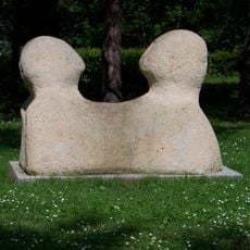 Kamenná plastika Spolu v parku nad sportovní halou v Mostě