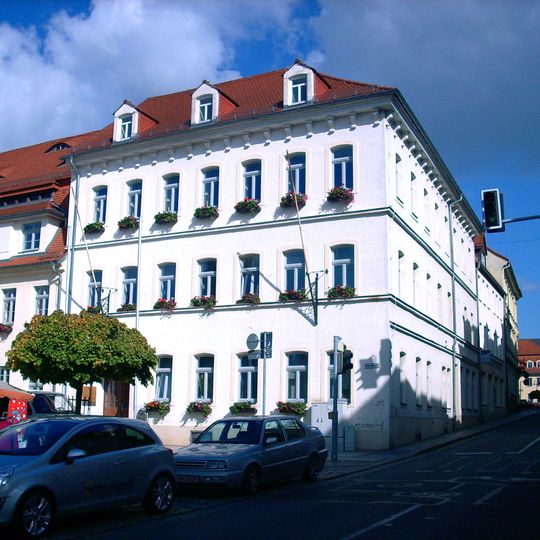 Rathaus in Ecklage einschließlich links angrenzendem Bau, bezeichnet im Schlussstein. Ornamentale Deckenmalerei von ca. 1840 , Ausstattung von ca. 1910, Ratssaal mit Bleiglasfenstern, Sitz der Stadtverwaltung. Am Markt 1