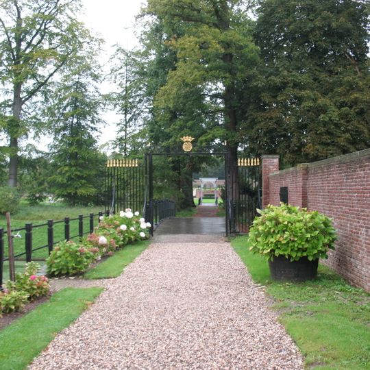 Hekken aan het pad onderlangs het voorplein