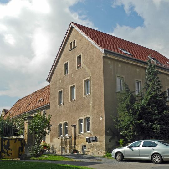 Scheune eines Zweiseithofes und Einfriedungsmauer des Gartens südwestlich hinter der Scheune Am Rundling 9