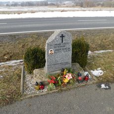 Pomník Pavola Němčáka u silnice z Lán na Slovanku