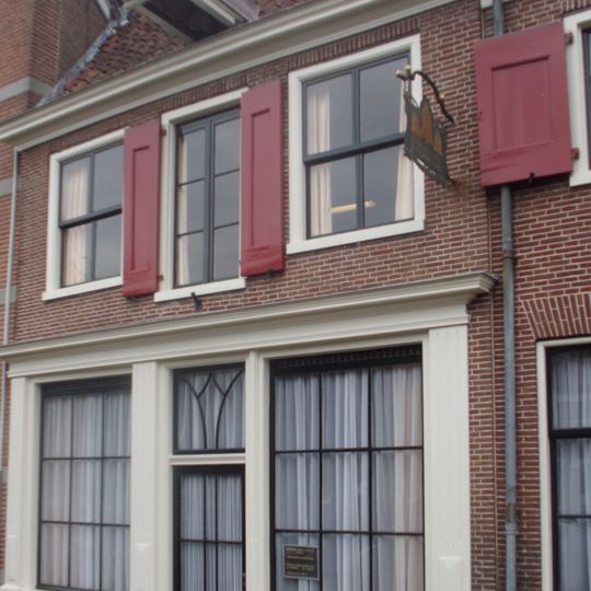 Pakhuis met rechte kroonlijst. Bakstenen gevel