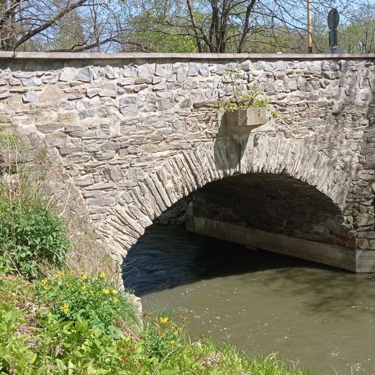 Puente cerca del campo de fútbol