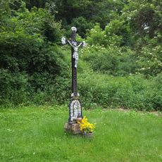 Kříž u Stroupínského mlýna západně od Hředel