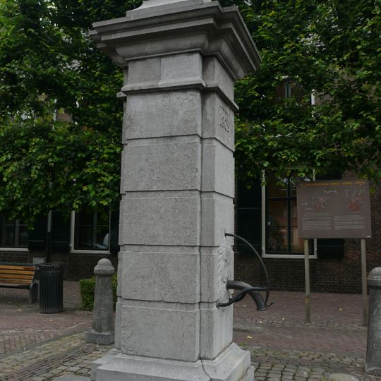 Hardstenen pomp met vier schamppalen