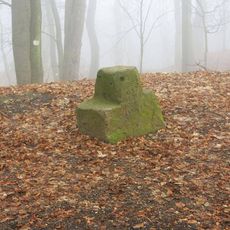 Odpočivný kámen před hradem Hasištejn