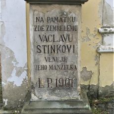 Kříž u kaple na návsi v Chodči