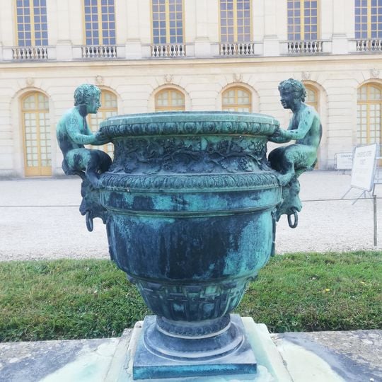 Vase avec têtes de boucs et satyres