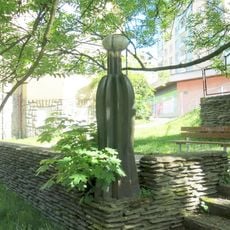 Keramická plastika v parku v ulici Budovatelů v Jablonci nad Nisou