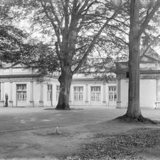 Landhaus Bosbeek: natursteinernes Postament