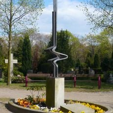 Grabstätte Helmut Kraatz auf dem Friedhof der Ev. St.-Petri-Luisenstadt-Kirchengemeinde, Skulptur vor Friedenstraße 80, Landsberger Allee 48/50