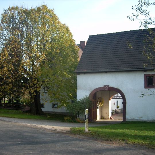 Torhaus und Seitengebäude eines Vierseithofes Wenigossa 7