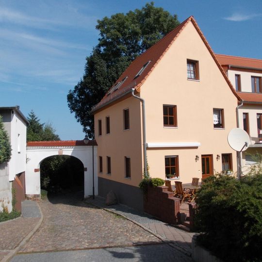 Torbogen an einer Grundstücks-Zufahrt und zweiter Torbogen auf dem Gelände Heinrich-Zille-Winkel 4