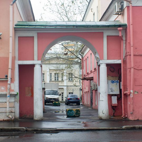 Бауманская улица 36-38, Ворота