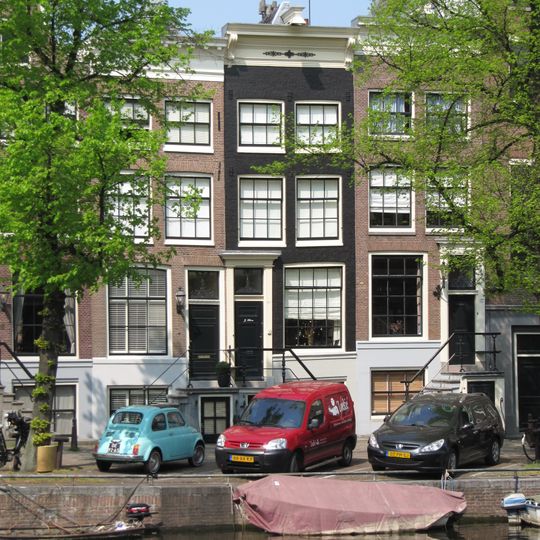 Pand met smalle gevel onder rechte lijst