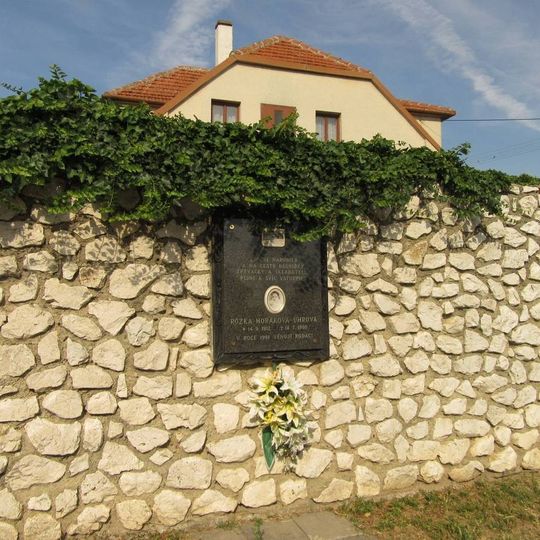 Pamětní deska v Lanžhotě na ulici Komárov