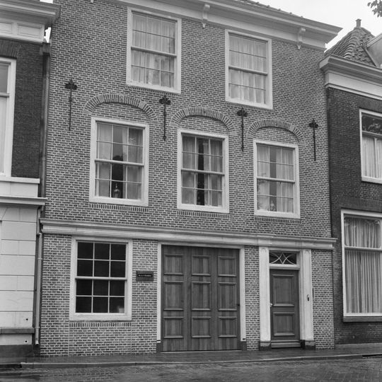 Huis met gevel onder rechte lijst