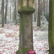 Dienelův kříž u lesní silničky severně od Maxiček