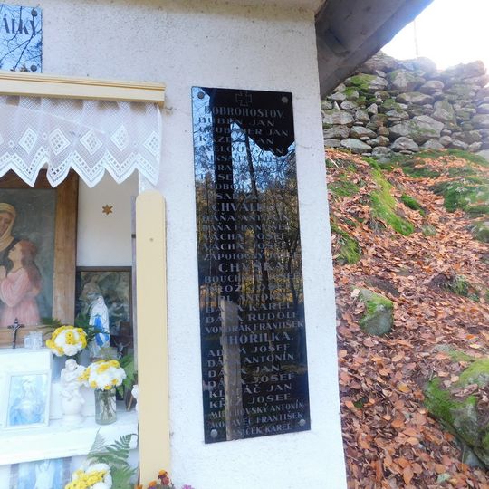 Pamětní desky padlým na kapličce nad pramenem svaté Anny u Dobrohostova