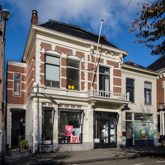 Winkelwoning met aangebouw achterhuis in neo-renaissancistische stijl