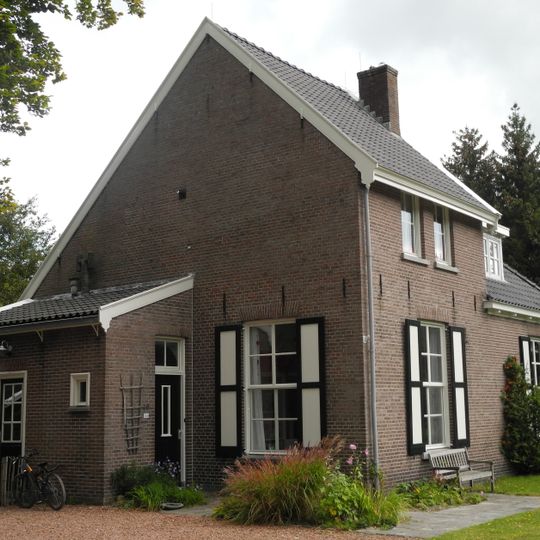 Twee woningen voor personeel van de zuivelfabriek
