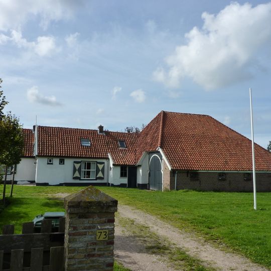 Tot bergplaats gedegradeerde en door garagedeuren in voorste voorhuis verminkte stolphoeve met twee voorhuizen, beide met houten schot met getoogd luik