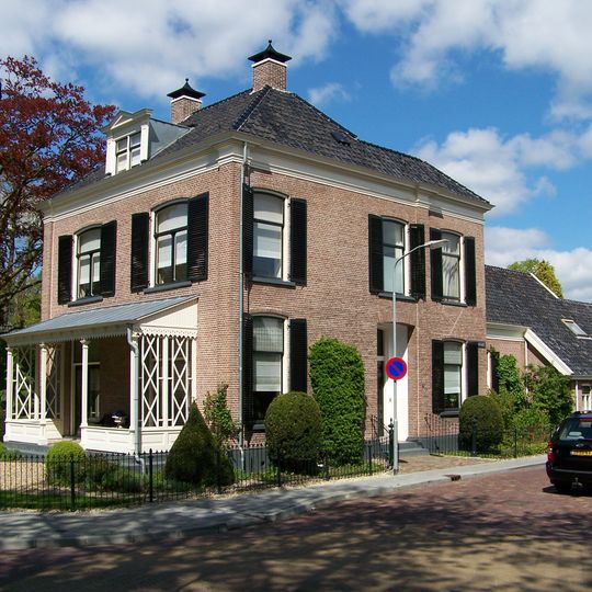 Woonhuis Gymnasiusstraat 1 in sobere baksteenbouw