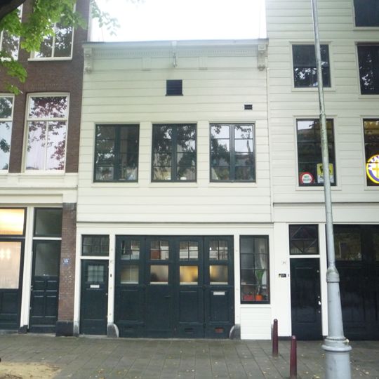 Pand met houten gevel onder rechte lijst met consoles en triglyfen