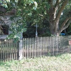 Kříž v Darmyšli za plotem