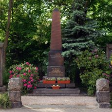 Sachgesamtheit Kirche und Kirchhof Cainsdorf, mit folgenden Einzeldenkmalen: Kirche, Kriegerdenkmal für im Deutsch-Französischen Krieg Gefallene sowie Leichenhalle (siehe Einzeldenkmalliste gleiche Anschrift - obj 09301843), gärtnerischer Kirchhof
