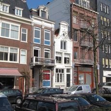 Pand met gepleisterde ingezwenkte halsgevel met geblokte deuromlijsting